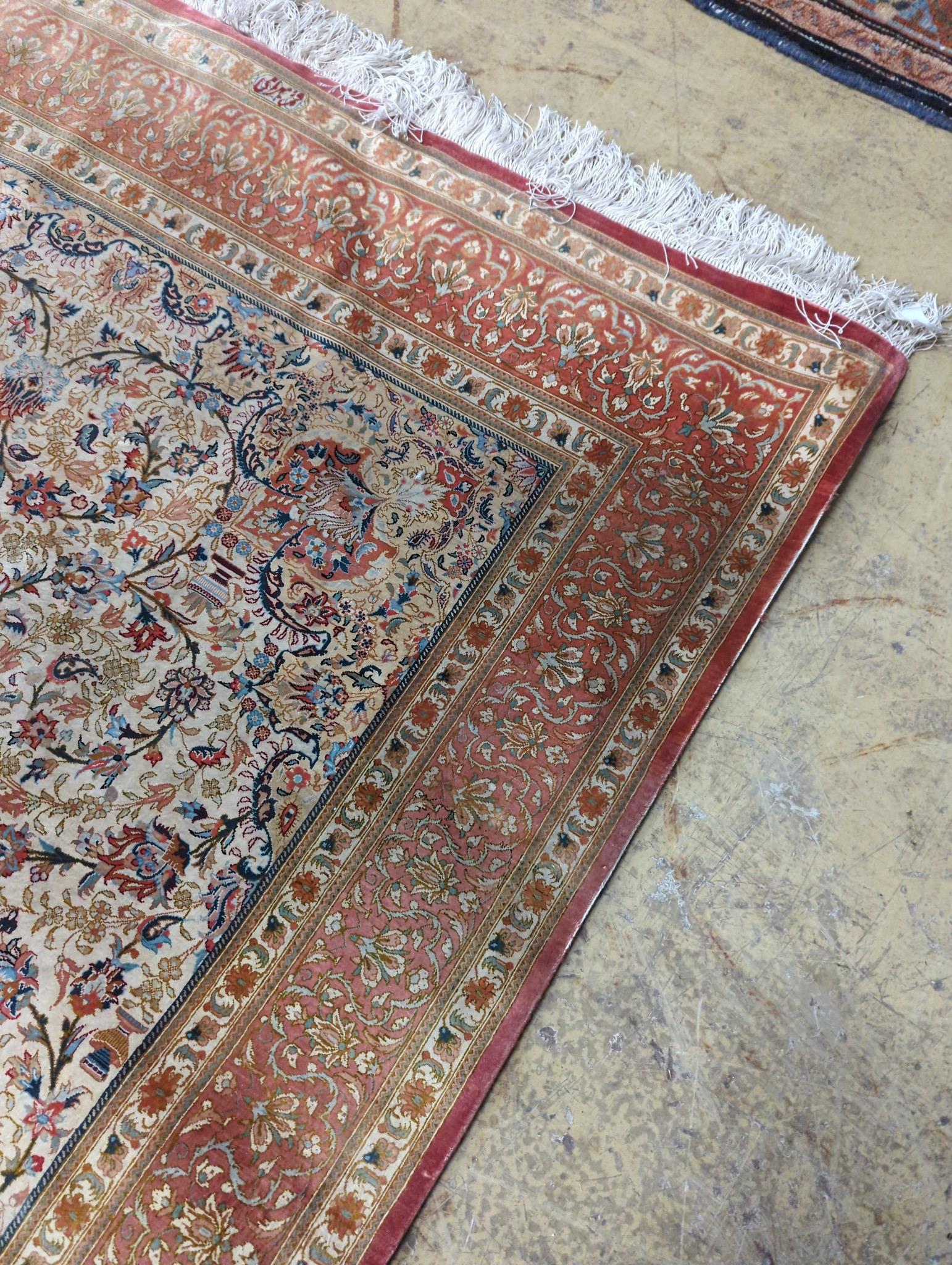 A modern Isphahan ivory ground rug, 200 x 128cm